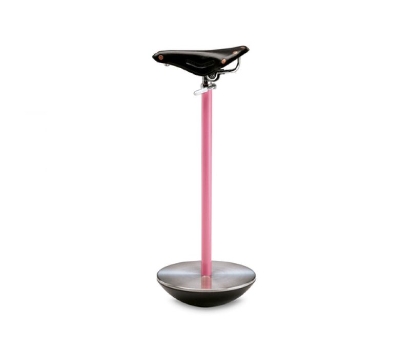 Sella Hocker von Zanotta: Pinker Design Hocker mit Sattel als Sitzfläche und Metallfuß.